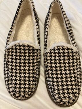 Vionic Houndstooth Faux-Fur Lined Slip-On Slippers in Black White Tan
